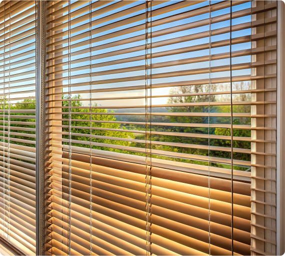 Veduta attraverso veneziane in legno, che filtrano la luce del sole mentre illuminano il paesaggio verde all'esterno.