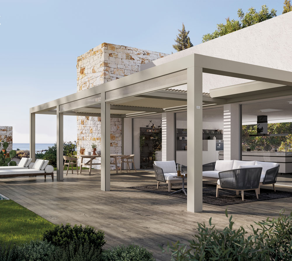 Vista di una moderna pergola in un ambiente esterno elegante con mobili bianchi e neri e una vista sul mare.